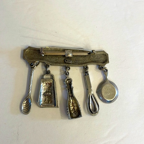 Vintage Jonette LE CHEF brooch pin with dangle kitchen utensils JJ stamped - Picture 5 of 9